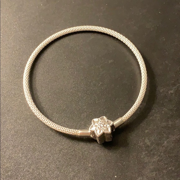 Bright Snowflake Mesh Bangle 9cm 